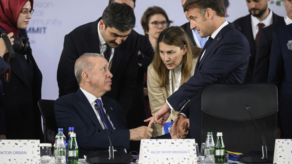 El presidente de Turquía, Recep Tayyip Erdogan, ingenió 'una trampa' para coger uno de los dedos de su homólogo francés, Emmanuel Macron,